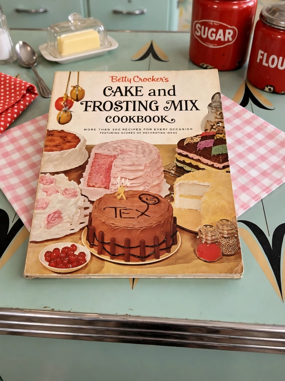 Betty Crocker Pink and Cream Cake & Frosting Mix Cookbook Soft Cover Ist Edition
